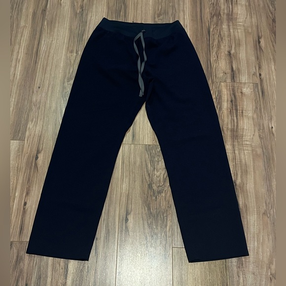 Women’s figs scrubs - Picture 2 of 3